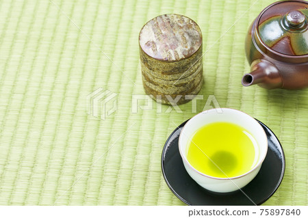 Green tea and tea utensils placed on tatami mats Green tea and tea utensils placed on tatami mats 75897840