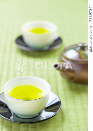 放在榻榻米上的綠茶和茶具 放在榻榻米上的綠茶和茶具 75897844