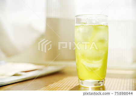 加冰澆水的綠茶 75898044