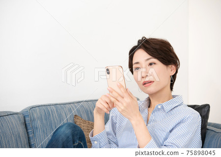 Middle women smartphone smartphone seriously 75898045