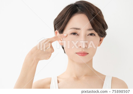 Beauty image wrinkles at the corners of the eyes 75898507