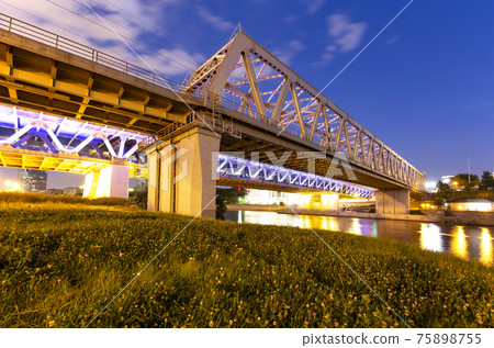 Evening view of the Dorogomilovsky bridge across the Moskva river, Moskow, Russia 75898755