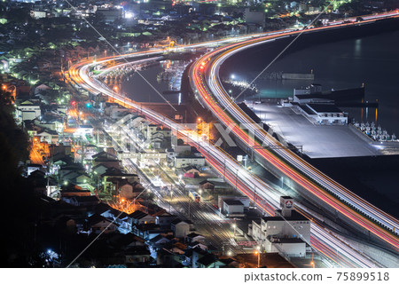 在道路上行駛的汽車的光跡 在道路上行駛的汽車的光跡 75899518