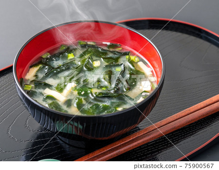 Wakame seaweed miso soup with lots of ingredients 75900567