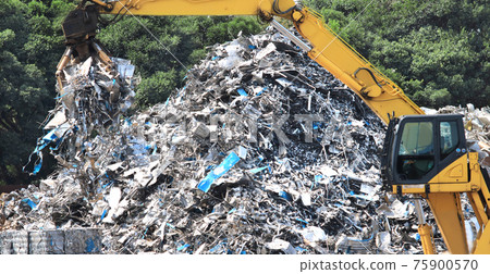 Industrial waste of metals and heavy equipment of cranes Industrial waste of metals and heavy equipment of cranes 75900570