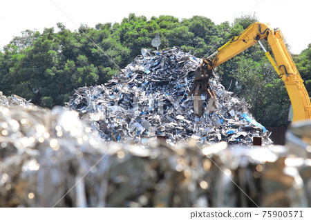 Industrial waste of metals and heavy equipment of cranes 75900571