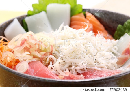 海鮮碗、炸銀魚、金槍魚、魷魚、三文魚、白魚 海鮮碗、炸銀魚、金槍魚、魷魚、三文魚、白魚 75902489