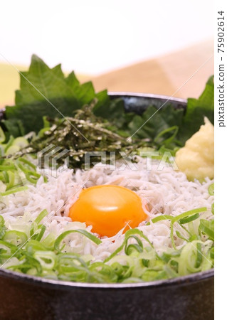 Shirasu 碗、炸 shirasu、生蛋黃、蔥、米飯 75902614