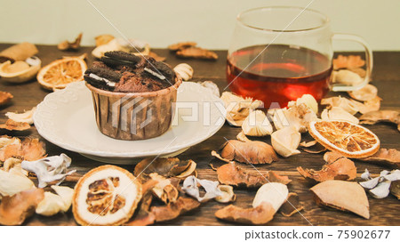漂亮的紙杯蛋糕和茶 漂亮的紙杯蛋糕和茶 75902677