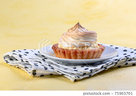 Small cheesecake with meringue. 75903701