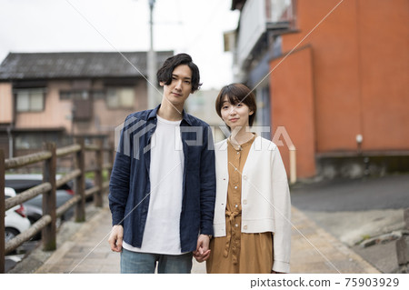 握手和微笑的年輕夫婦 握手和微笑的年輕夫婦 75903929
