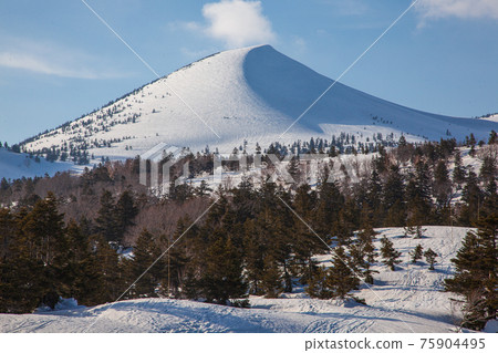 Blue sky in early spring and Hakkoda Akakuradake Blue sky in early spring and Hakkoda Akakuradake 75904495