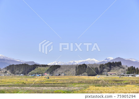View of Zao in the snow from the countryside of Miyagi and the satoyama waiting for spring View of Zao in the snow from the countryside of Miyagi and the satoyama waiting for spring 75905294