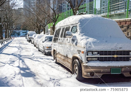 Snow on the car Snow on the car 75905873