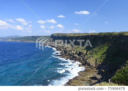 Superb view of the azure sea and cliffs seen from Cape Inutabu 75906479