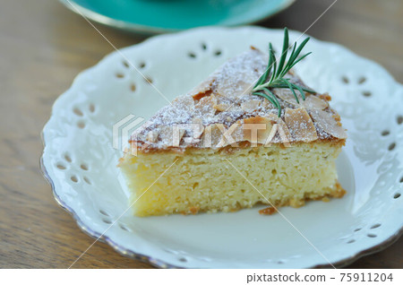 almond cake, cake or vanilla cake with almond topping almond cake, cake or vanilla cake with almond topping 75911204