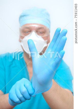 The doctor puts on sterile gloves. Preparing for surgery 75911403