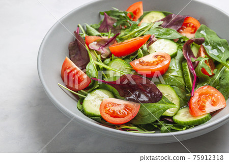 Healthy fresh salad of vegetable cucumber, tomato, spinach, arugula 75912318