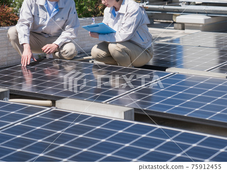 工人在檢查太陽能電池板 75912455