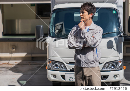 站在卡車前面的工人 75912456