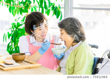 Meal assistance with gloves and face guard Meal assistance with gloves and face guard 75912468