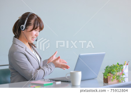 一個女人解釋那個在線會議_放手_ 75912804
