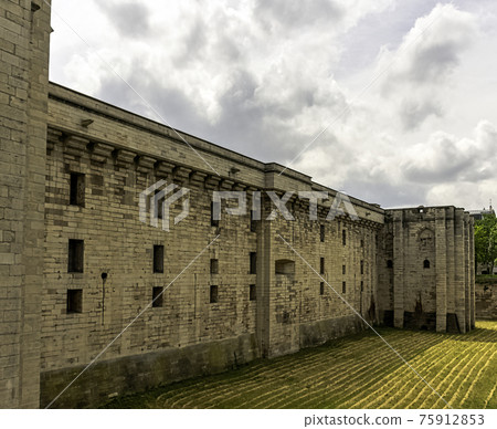 French royal fortress in the town of Vincennes 75912853