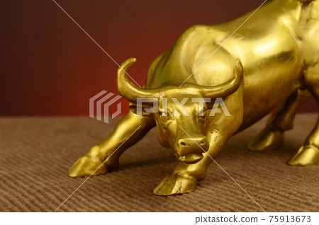 Powerful Brass Bull 75913673