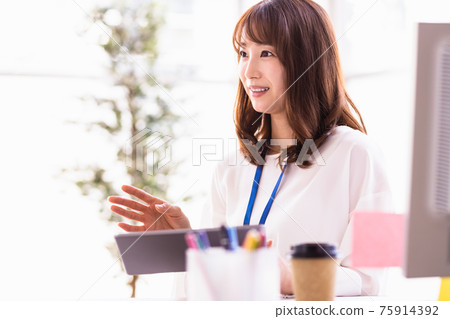 Business woman talking with a tablet PC 75914392