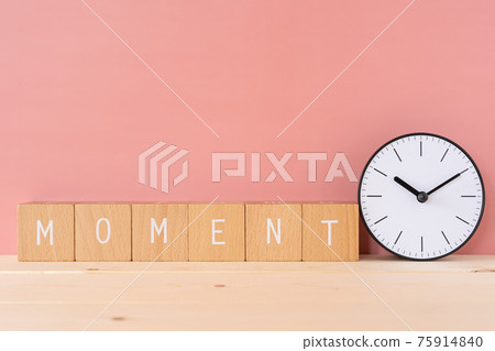 瞬間,瞬間 | 積木和時鐘,上面寫著“MOMENT” 瞬間,瞬間 | 積木和時鐘,上面寫著“MOMENT” 75914840