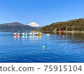 漂浮在箱根蘆之湖的富士山 75915104