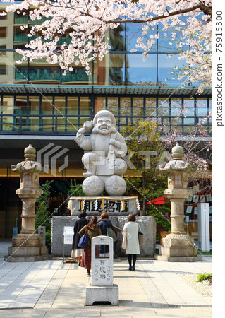 東京都千代田區外神田神田神社的大黑神像和盛開的櫻花 75915300
