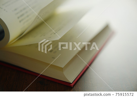 在明亮的背景下翻書 75915572