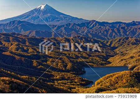 秋天從觀音山脊看觀世音菩薩湖和富士山 秋天從觀音山脊看觀世音菩薩湖和富士山 75915909