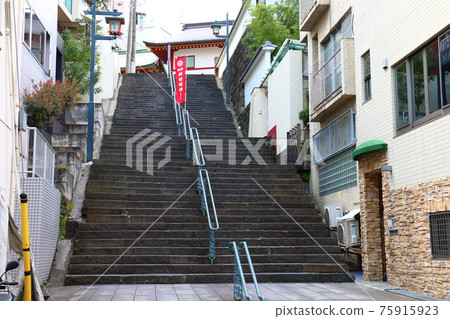東京都千代田區外神田神田神社的明神男坂和櫻花盛開 75915923