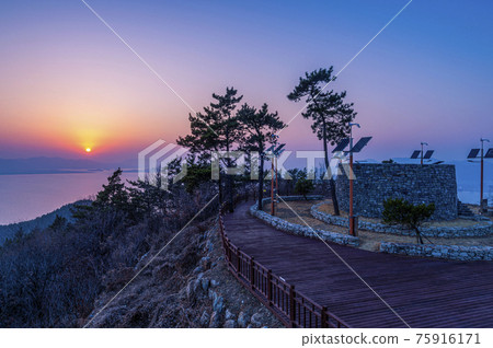 Sunset at Myodobonghwasan Observatory in Yeosu City Sunset at Myodobonghwasan Observatory in Yeosu City 75916171