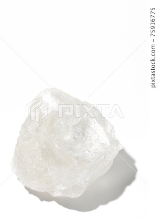 拍到一塊白底晶瑩剔透的岩鹽 75916775