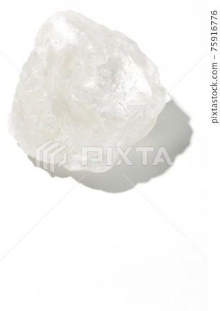 拍到一塊白底晶瑩剔透的岩鹽 拍到一塊白底晶瑩剔透的岩鹽 75916776