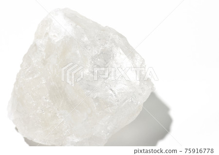 拍到一塊白底晶瑩剔透的岩鹽 拍到一塊白底晶瑩剔透的岩鹽 75916778