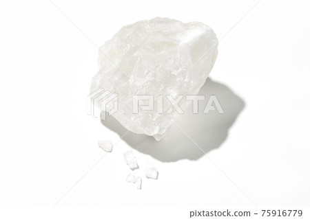 拍到一塊白底晶瑩剔透的岩鹽 75916779