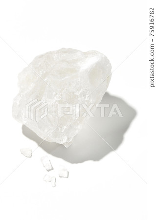 拍到一塊白底晶瑩剔透的岩鹽 拍到一塊白底晶瑩剔透的岩鹽 75916782