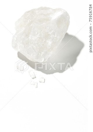 拍到一塊白底晶瑩剔透的岩鹽 75916784