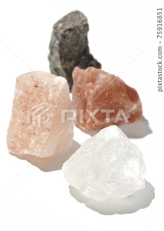 在白色背景上拍攝各種顏色的岩鹽塊 75916851
