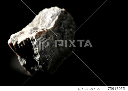 在黑色背景上拍攝了大量黑色岩鹽 75917055