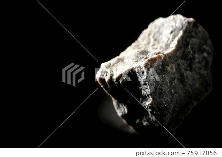 在黑色背景上拍攝了大量黑色岩鹽 在黑色背景上拍攝了大量黑色岩鹽 75917056