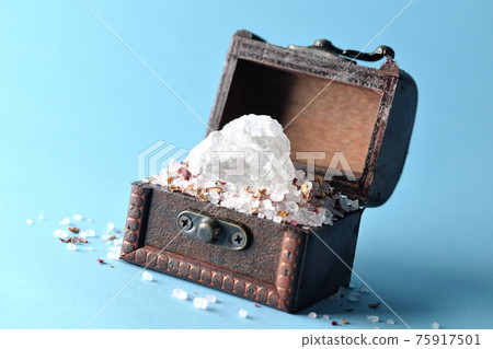 Bath salts and rock salt lumps in a treasure chest 75917501