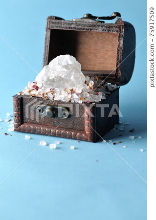 Bath salts and rock salt lumps in a treasure chest 75917509