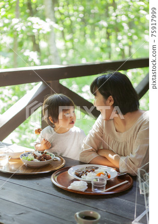 Parents and children enjoying eating out on the terrace Parents and children enjoying eating out on the terrace 75917999