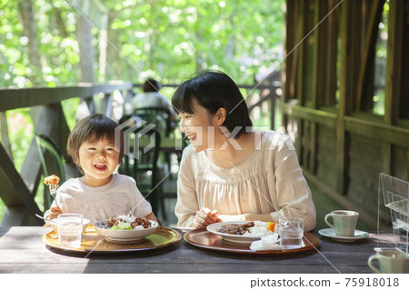 Parents and children enjoying eating out on the terrace Parents and children enjoying eating out on the terrace 75918018