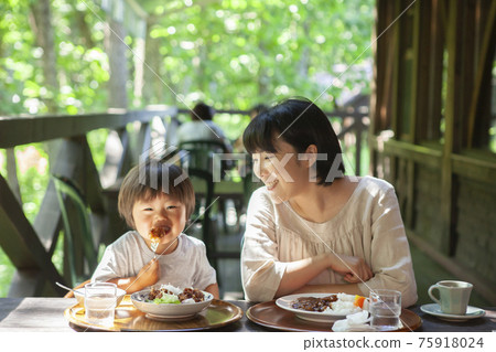 Parents and children enjoying eating out on the terrace Parents and children enjoying eating out on the terrace 75918024